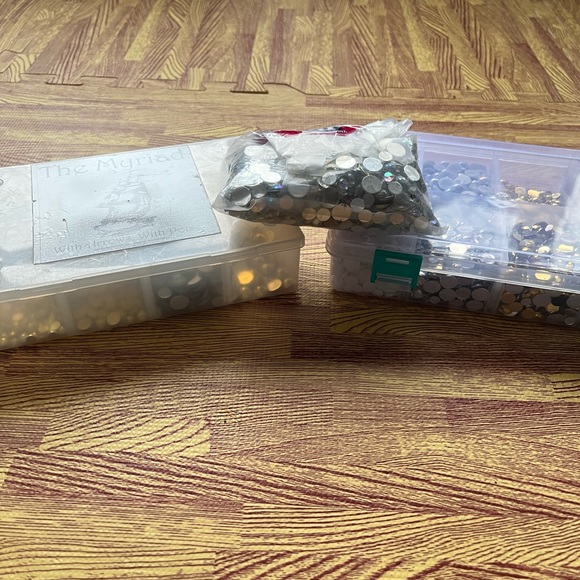 Donated - Rhinestone Starter Kit - Assorted Plastic Rhinestones & Cases - Picture 13 of 13